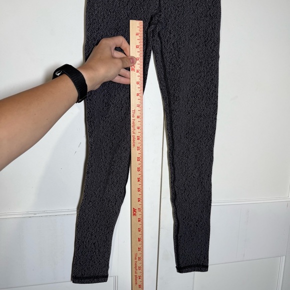Ivivva Herringbone Pattern Leggings Gray and Black Size 10 Low Rise Stretchy - Picture 5 of 8
